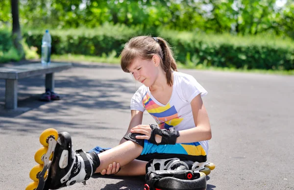 Skater nursing an injured knee — Stock Photo, Image