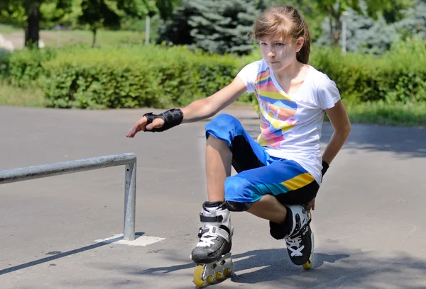 Adolescente chica equilibrio en sus patines — Foto de Stock