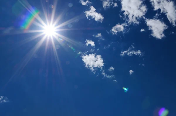 Raggio di sole luminoso con bagliore della lente — Foto Stock