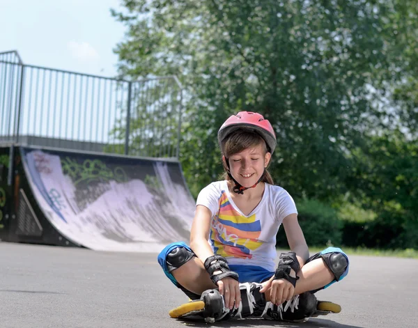 Linda jovem patinadora em patins — Fotografia de Stock