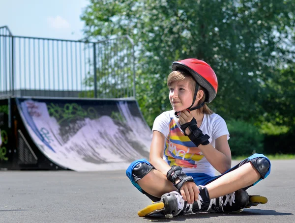 Bastante adolescente en equipo de patinaje sobre ruedas — Foto de Stock