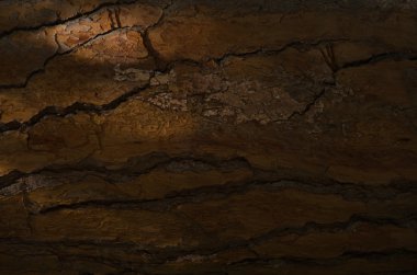 Karanlığın içinde eski taşlı kırık duvara yakın çekim