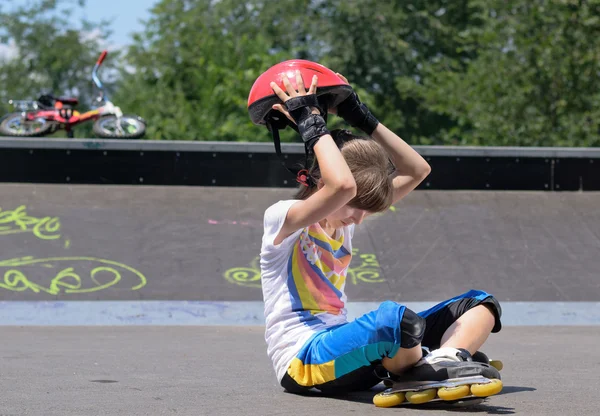 Giovane pattinatrice adolescente rimuovere il casco — Foto Stock