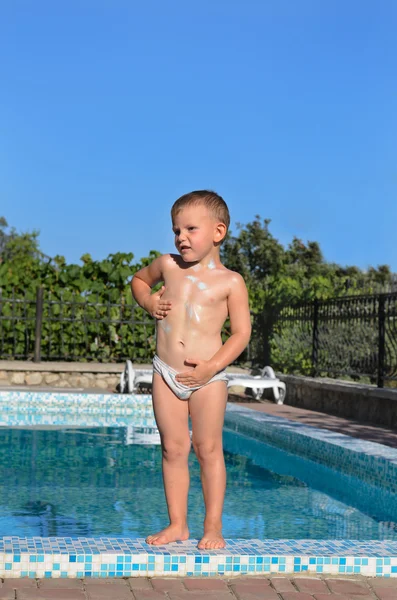 Mały chłopiec stoi na skraju basenu — Zdjęcie stockowe