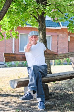 sırıtan adam onayı bir Yaşasın vazgeçmek