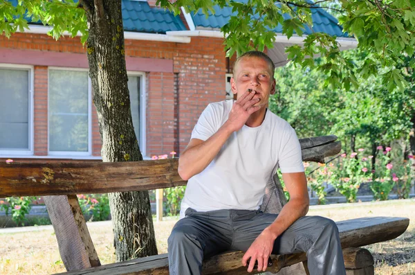 Hombre soplando en un cigarrillo al aire libre — Foto de Stock