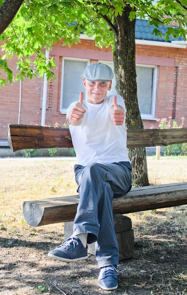 Glücklicher motivierter Mann gibt den Daumen hoch — Stockfoto