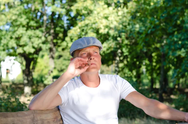 Hombre soplando en un cigarrillo — Foto de Stock