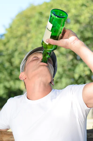 Alkoholiker schluckt Alkohol aus Flasche — Stockfoto