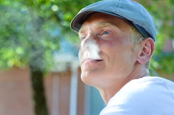 Man smoking — Stock Photo, Image