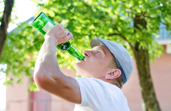 Alkoholik pije z butelki — Zdjęcie stockowe