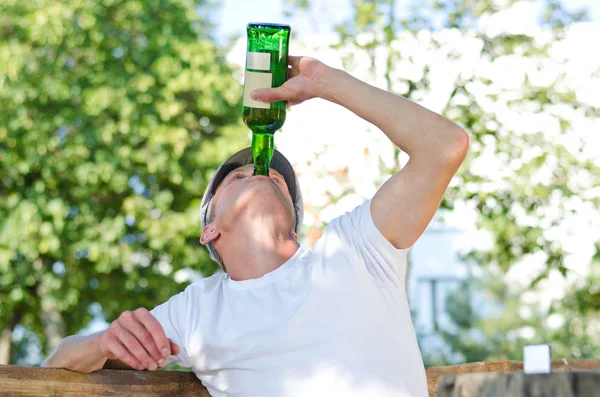 Homem com um grave problema de consumo de álcool — Fotografia de Stock