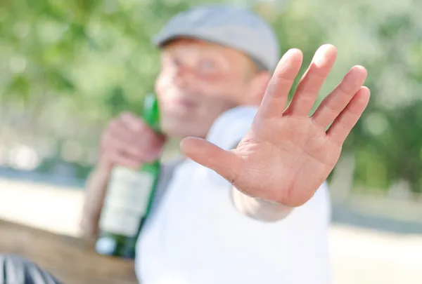 Opilý, chránit svůj nápoj — Stock fotografie