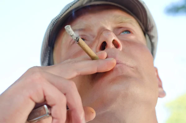 Omtenksom middelaldrende mann røyker – stockfoto