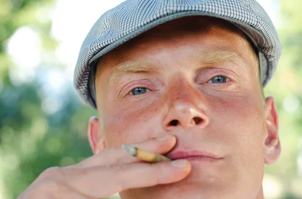 Mann raucht einen Joint — Stockfoto