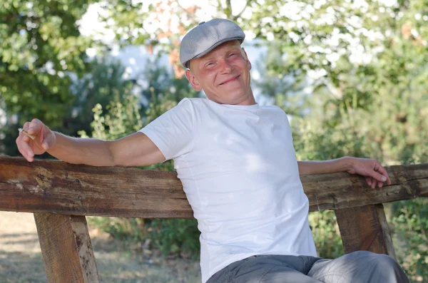 Homem feliz relaxando ao ar livre — Fotografia de Stock