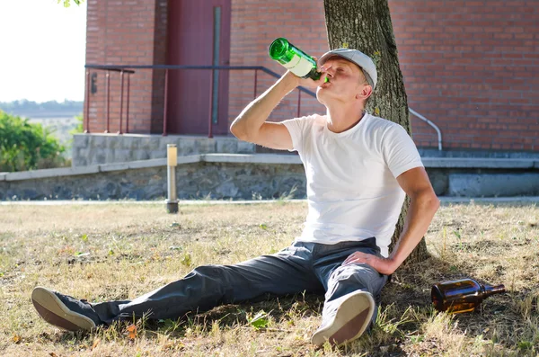 Alkoholik s pitím problém — Stock fotografie