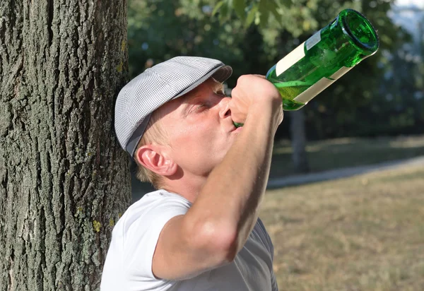 Uomo ubriaco con un problema di alcol — Foto Stock
