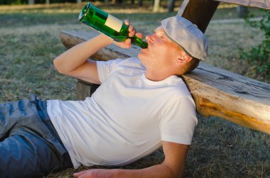 bir şişe şarap içme alkolik adam