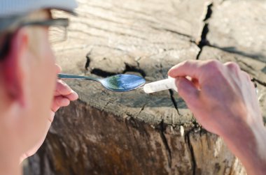 bağımlısı adam bir doz çözünür eroin ile hazırlama