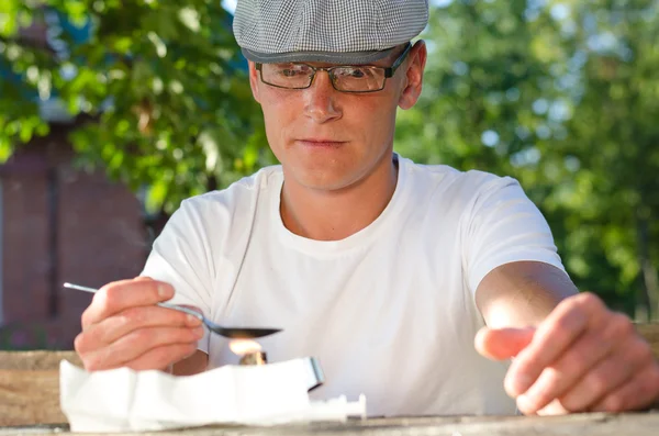 Depressiver Mann bereitet eine Psychopharmaka-Dosis vor — Stockfoto