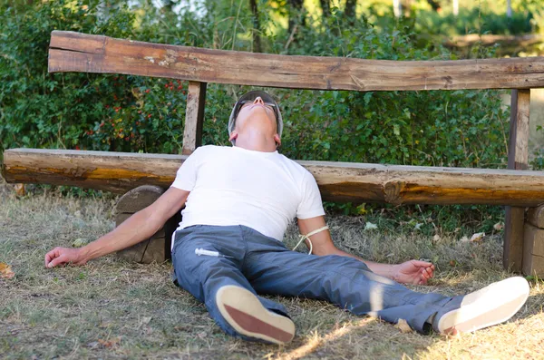 Závislý kavkazské muži pocit zvracení kvůli zneužívání drog — Stock fotografie
