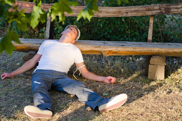 Человек чувствует себя больным из-за наркомании
