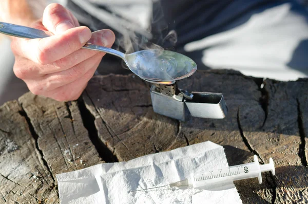 Voorbereiden om te schieten omhoog illegale drugs verslaafde — Stockfoto