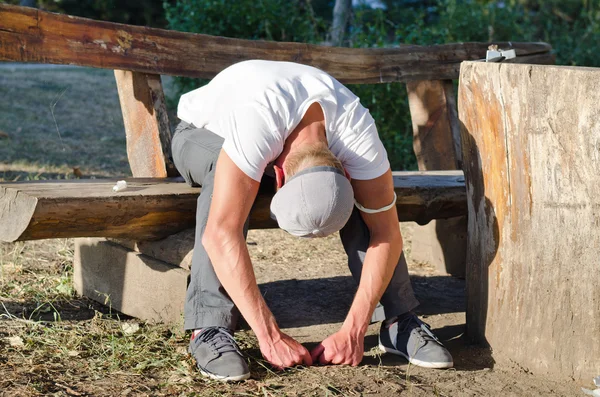 Hombre adicto sintiéndose enfermo después del consumo de drogas — Foto de Stock