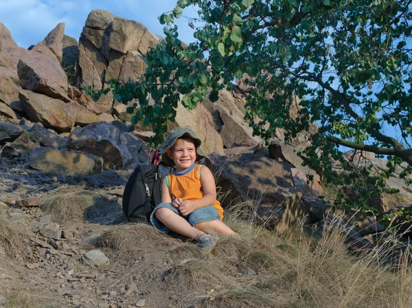 Kleiner Junge ruht sich im Sommer am Berg aus — Stockfoto