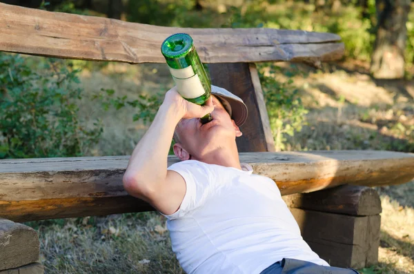 Uomo alcolizzato che beve da una bottiglia di vino — Foto Stock