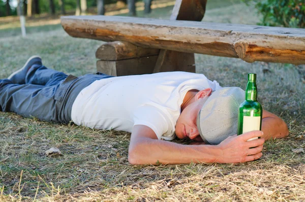 Drunk man lying on the ground — Stock Photo, Image