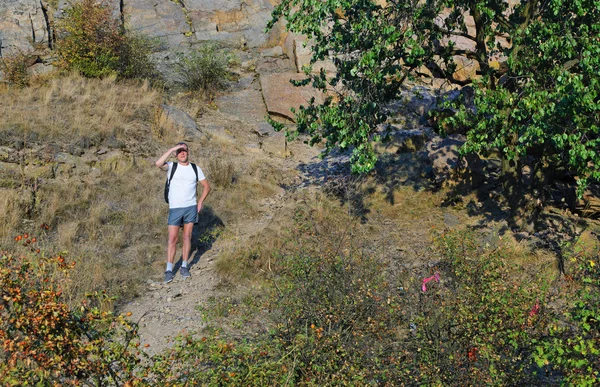 Bir dağ yolu üzerinde backpacking adamım — Stok fotoğraf