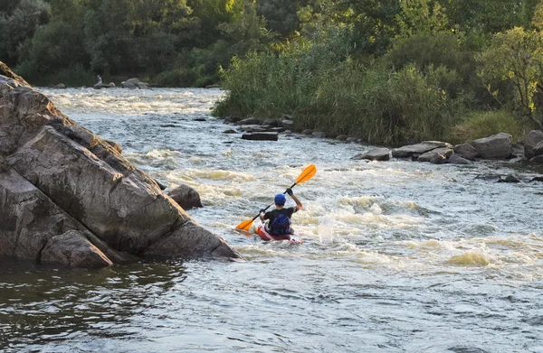 Homem rafting com caiaque em um curso de água rápido — Fotografia de Stock