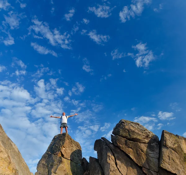 L'uomo che raggiunge la cima di una montagna — Foto Stock