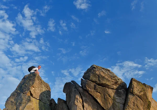 Backpacker op een verre rotsachtige bergtop — Stockfoto