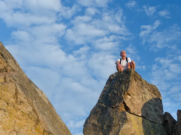 Hombre sentado en la cima de una montaña —  Fotos de Stock
