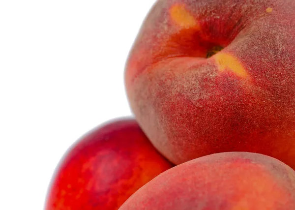 Крупный план свежих вкусных питательных персиков — стоковое фото