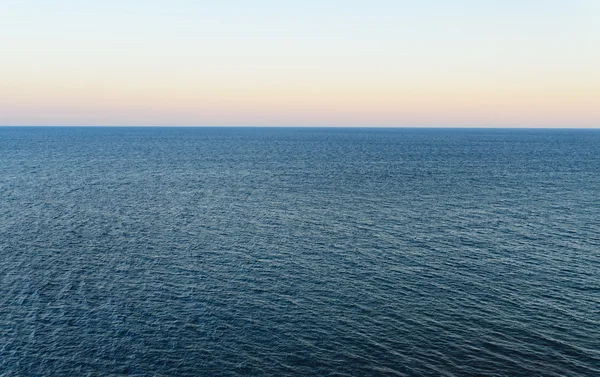 La amplia línea del horizonte entre el océano y el cielo —  Fotos de Stock