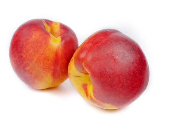 关闭两个成熟的油桃 — 图库照片