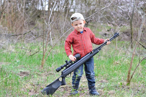 Niño pequeño con un rifle — Foto de Stock