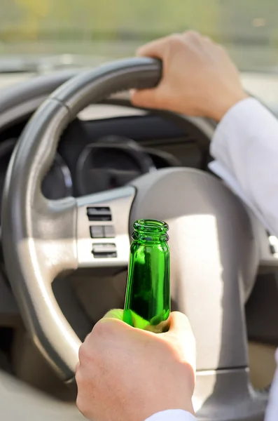 Mujer bebiendo mientras conduce — Foto de Stock