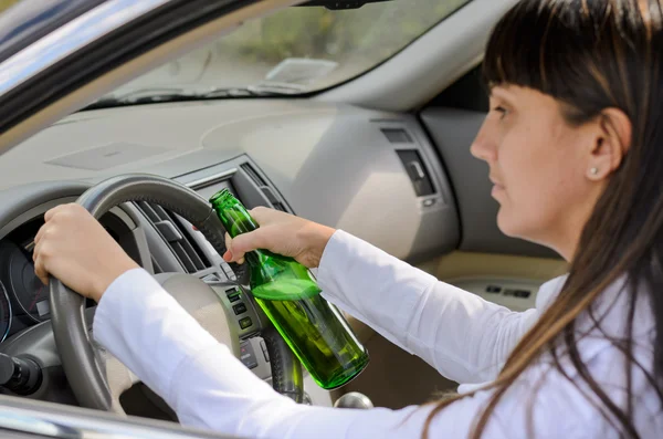 Women driver drinking and driving — Stock Photo, Image