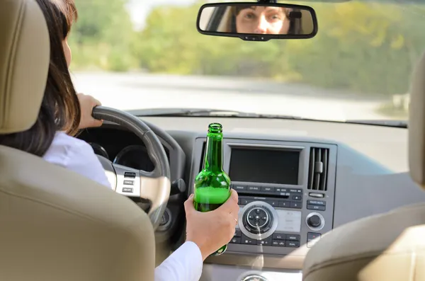 Woman drinking alcohol and driving — Stock Photo, Image