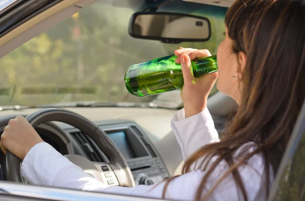 Frau trinkt Alkohol und fährt Auto — Stockfoto
