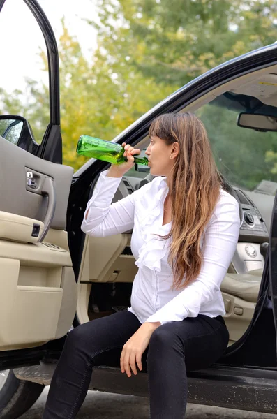 Mulher alcoólica bebendo enquanto viaja — Fotografia de Stock