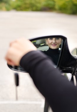 araba anahtarları ile çekici kadın sürücü