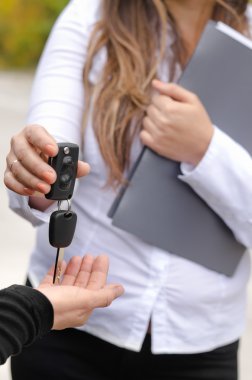 bir araba anahtarlarını teslim pazarlamacı