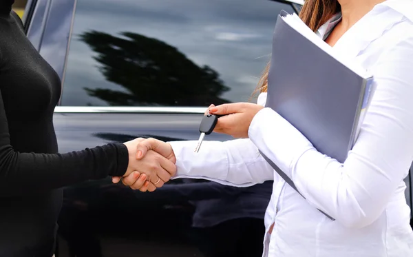 Triturar la compra de un coche y estrechar las manos — Foto de Stock