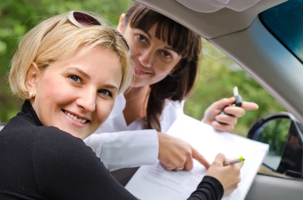 Stolze erfolgreiche Frau beim Autokauf — Stockfoto